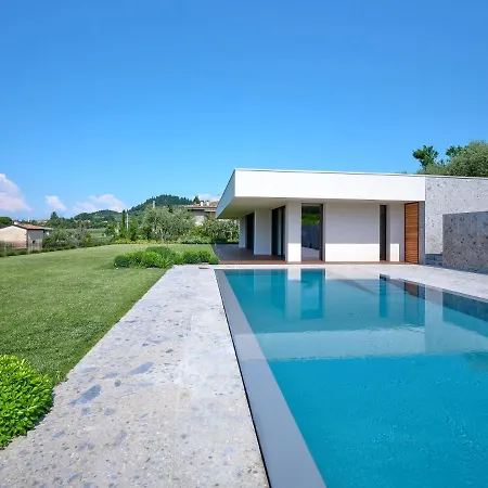 Villa Villasgarda - *