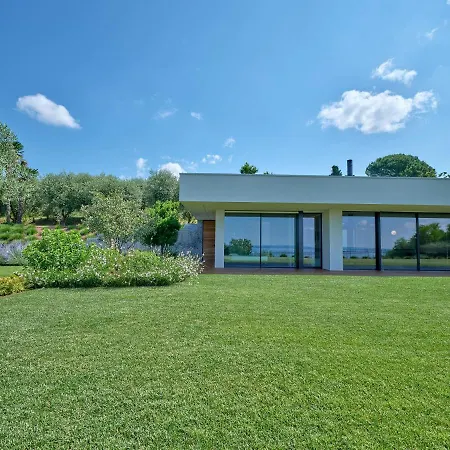 Villa Villasgarda - *