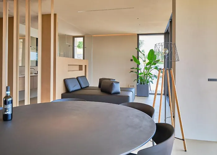 Willa Villasgarda - *