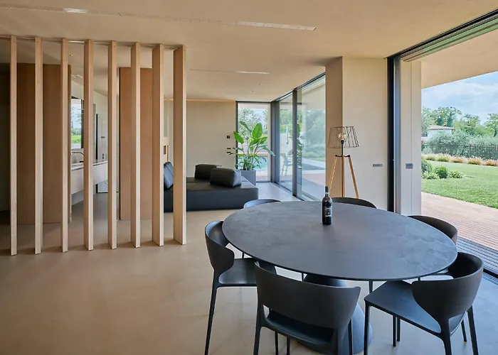 Willa Villasgarda - *